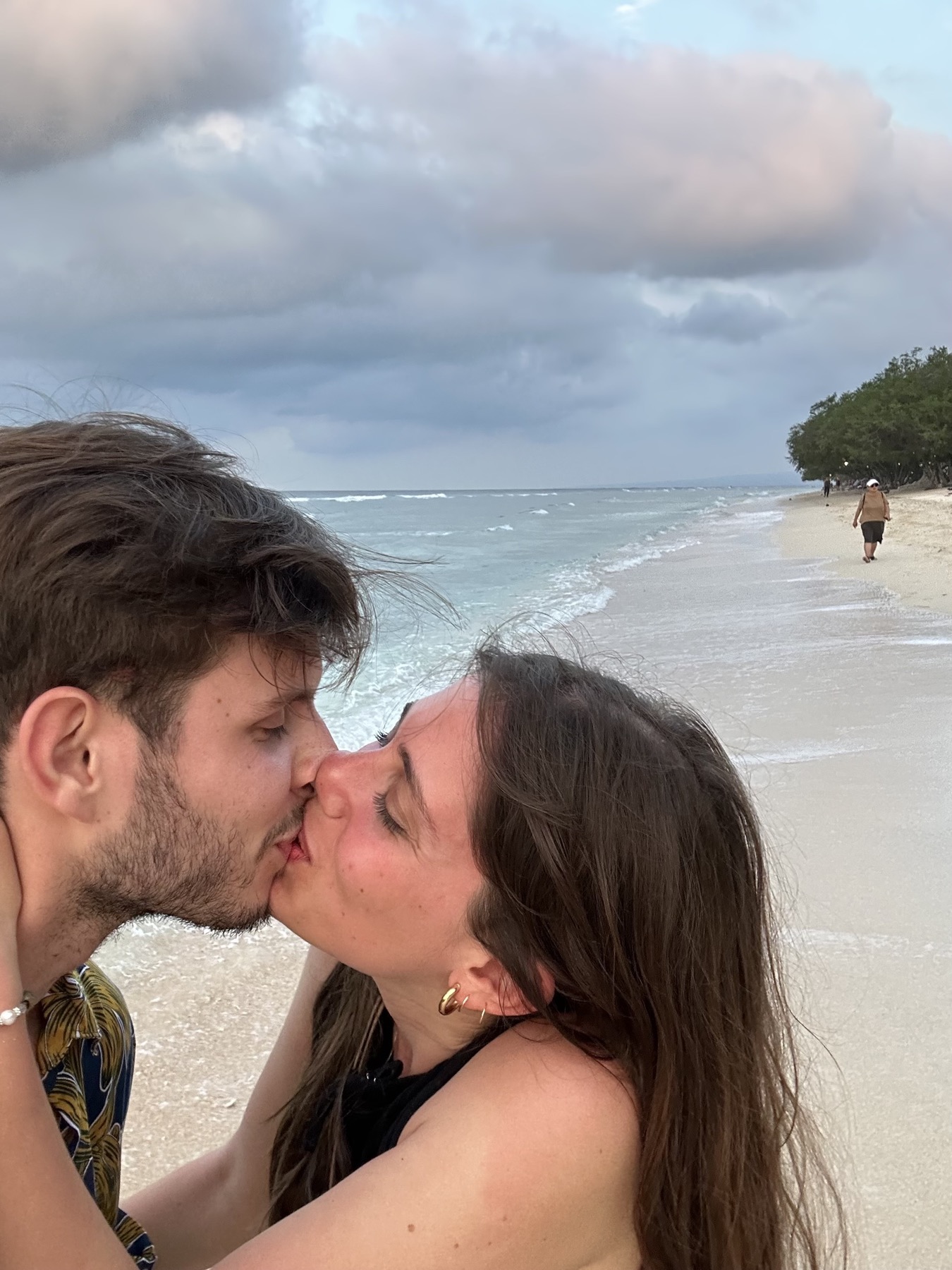 Giuliana and Arthur kissing on the beach